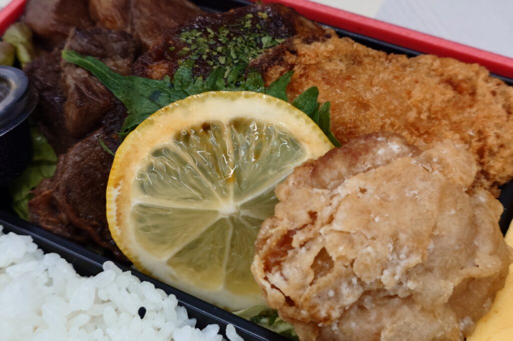 ニクオのNIKUOスペシャル弁当(ステーキ入り)|高山不動産 繁忙期給食