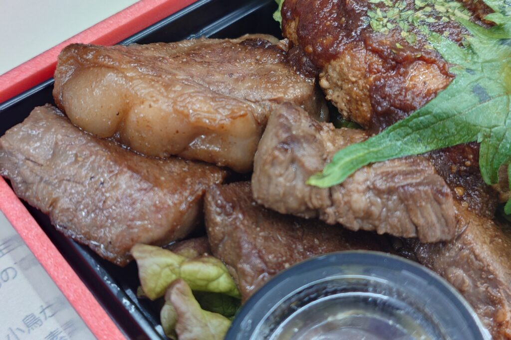 ニクオのNIKUOスペシャル弁当(ステーキ入り)|高山不動産 繁忙期給食