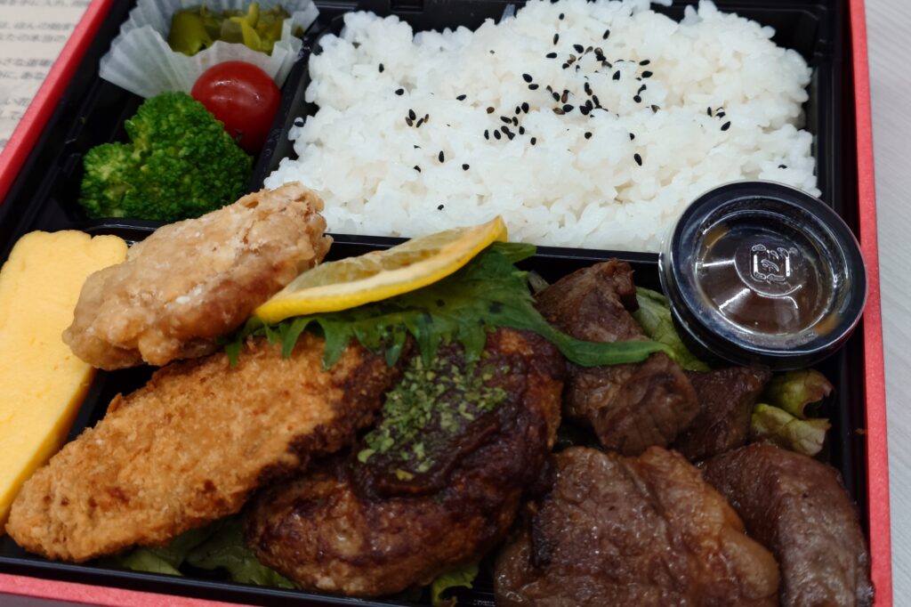 ニクオのNIKUOスペシャル弁当(ステーキ入り)|高山不動産 繁忙期給食