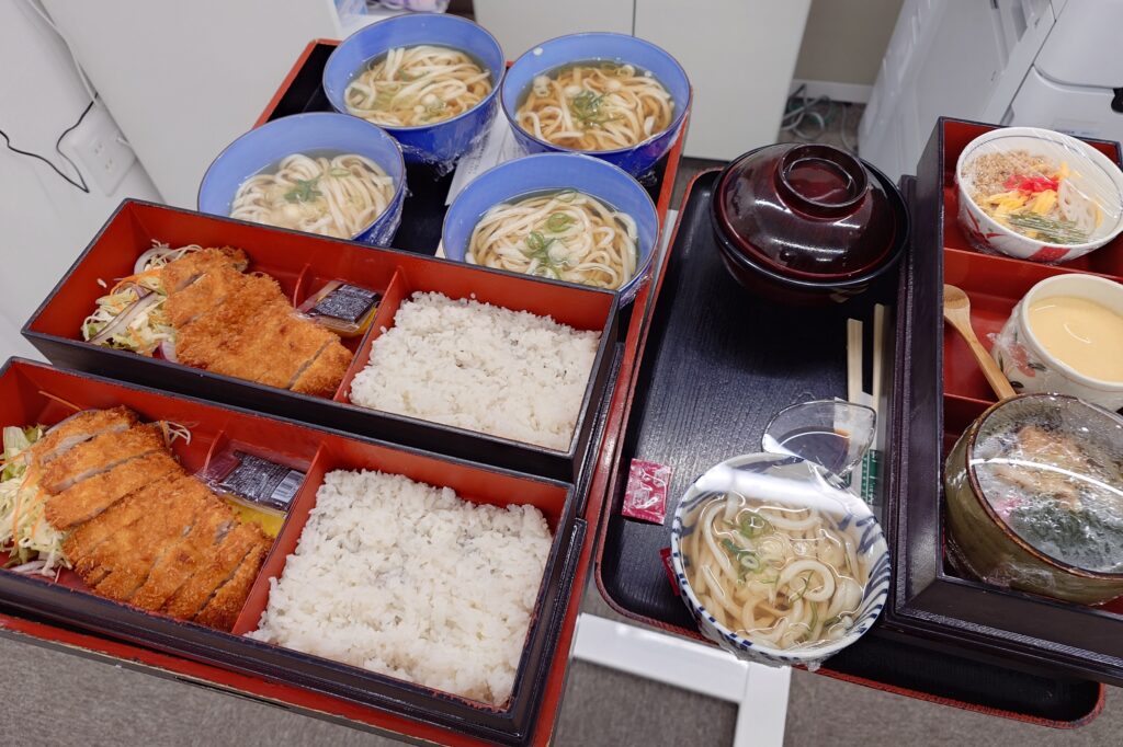 金沢市笠舞 美味しんぼの出前ランチ(トンカツ定食など)|高山不動産 繁忙期給食