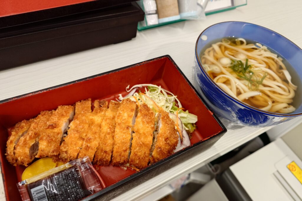 金沢市笠舞 美味しんぼの出前ランチ(トンカツ定食など)|高山不動産 繁忙期給食