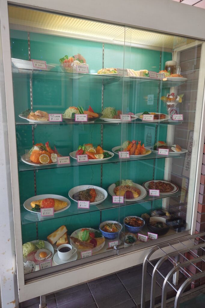 いこいディスプレイ ショーケース
いこいのポークソテーとやきめし|甘めソースが人気の高山不動産 繁忙期給食メニュー