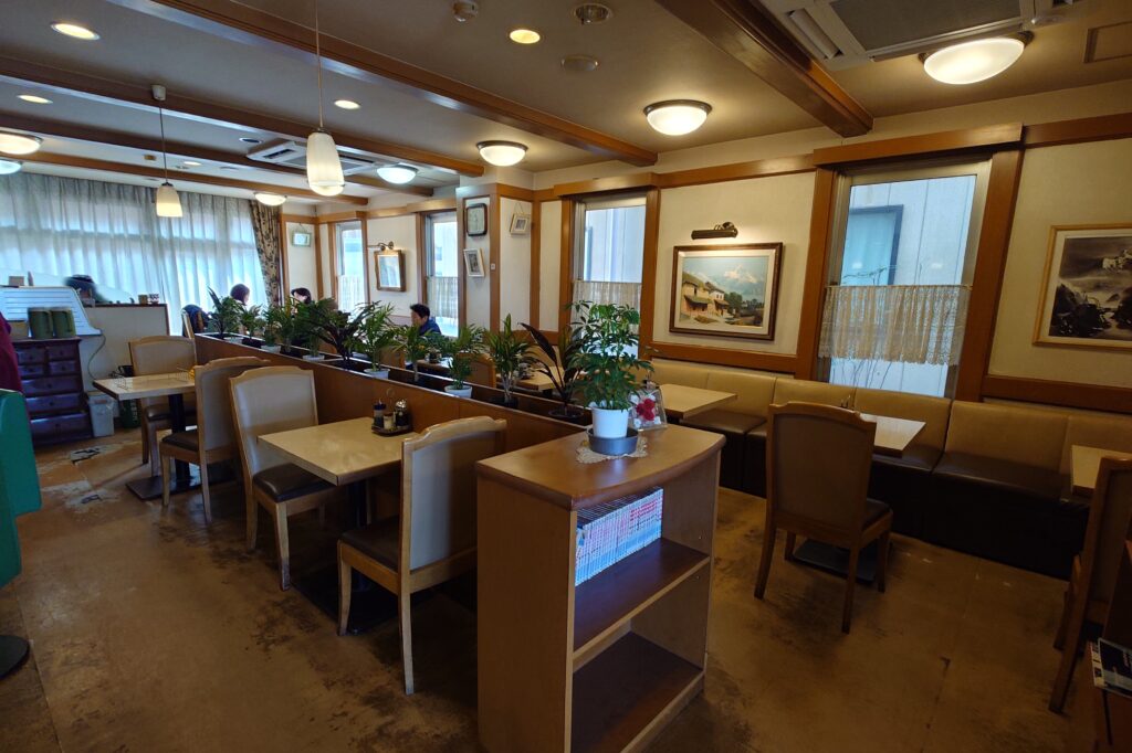 いこい 店内 一人でもファミリーでも大人数でも大丈夫!
いこいのポークソテーとやきめし|甘めソースが人気の高山不動産 繁忙期給食メニュー