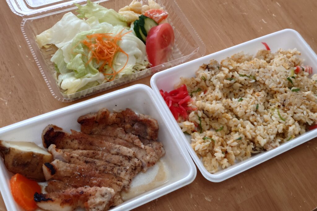 いこいのポークソテーとやきめし|甘めソースが人気の高山不動産 繁忙期給食メニュー