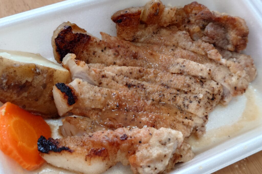 いこいのポークソテーとやきめし|甘めソースが人気の高山不動産 繁忙期給食メニュー