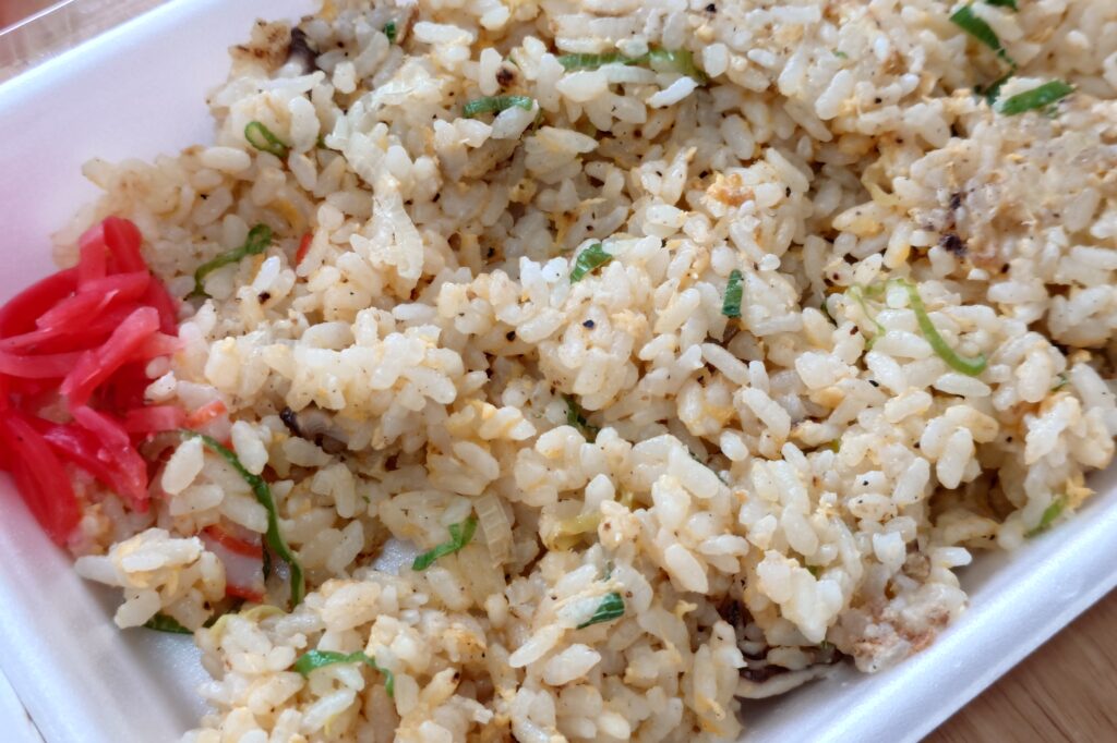 いこいのポークソテーとやきめし|甘めソースが人気の高山不動産 繁忙期給食メニュー