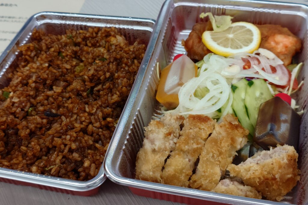 ニュー狸の狸定食(黒いやきめし変更)|トンカツとサーモンフライの定番ランチ・高山不動産 繁忙期給食