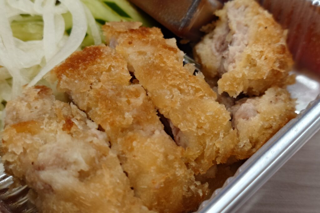 ニュー狸の狸定食(黒いやきめし変更)|トンカツとサーモンフライの定番ランチ・高山不動産 繁忙期給食