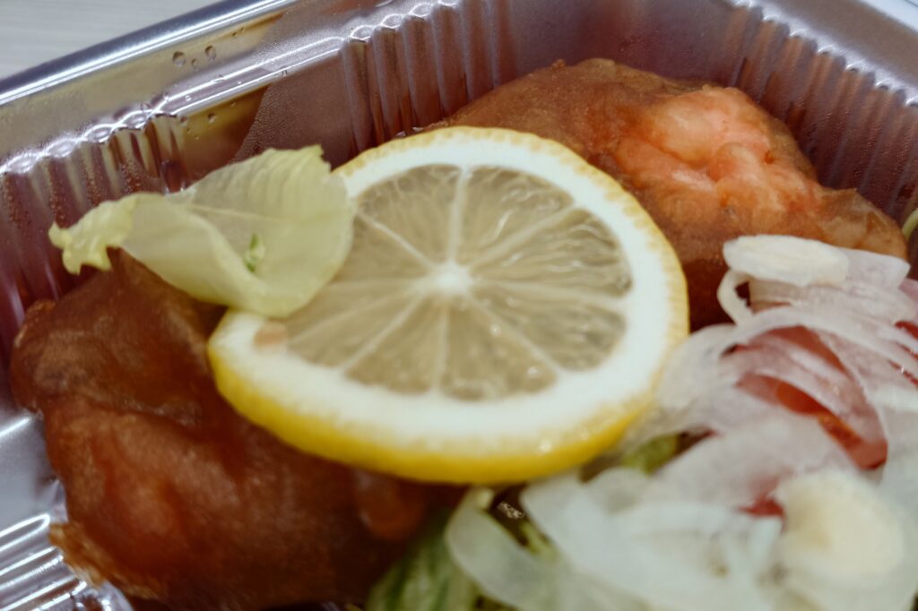 ニュー狸の狸定食(黒いやきめし変更)|トンカツとサーモンフライの定番ランチ・高山不動産 繁忙期給食