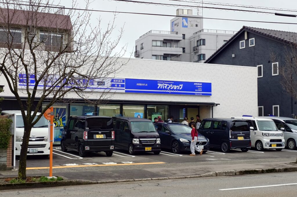 金沢学院大学の入学式前日、高山不動産では今年4月1日に140件の鍵渡しを行いました。金沢学院大学周辺で一人暮らしを始める学生さんの新生活を、地域密着でサポートしています。