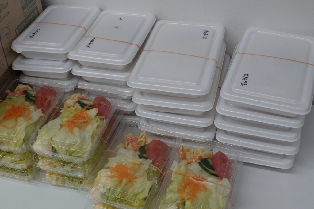 いこいのメンチカツとオムライス弁当｜繁忙期最終日の高山不動産 給食ランチ