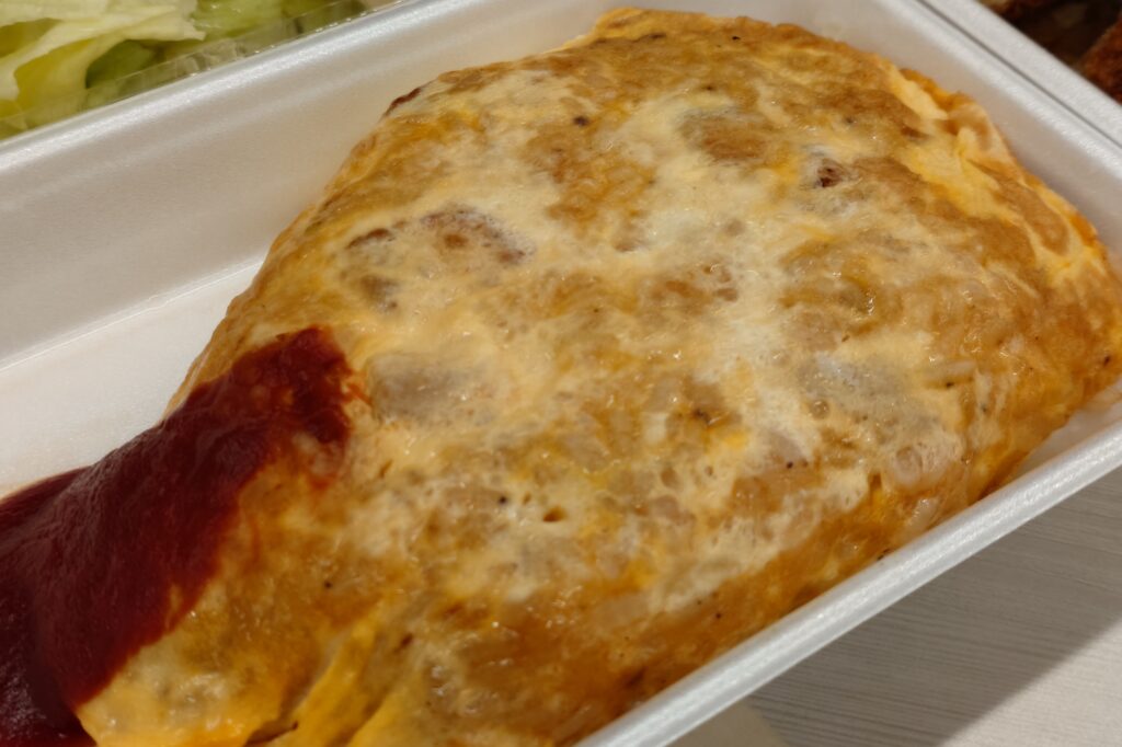 いこいのメンチカツとオムライス弁当｜繁忙期最終日の高山不動産 給食ランチ