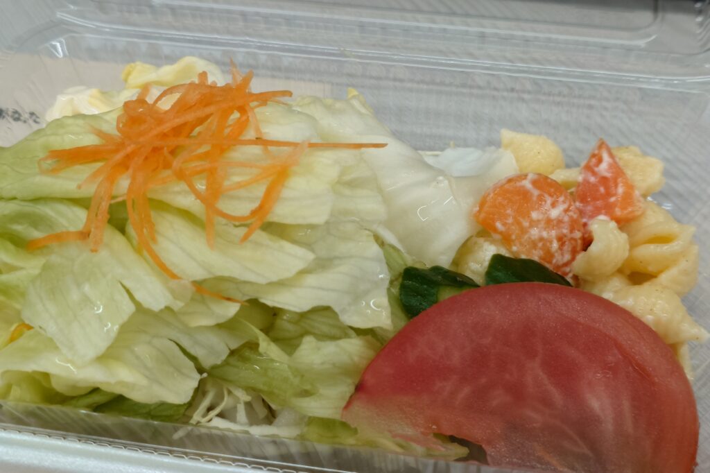 いこいのメンチカツとオムライス弁当｜繁忙期最終日の高山不動産 給食ランチ