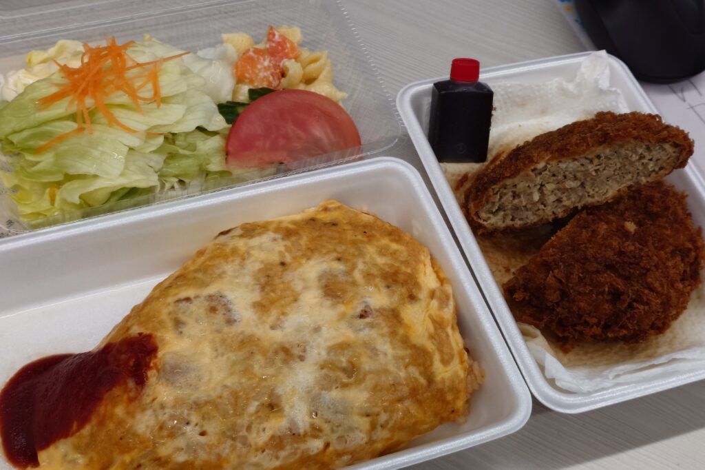 いこいのメンチカツとオムライス弁当｜繁忙期最終日の高山不動産 給食ランチ