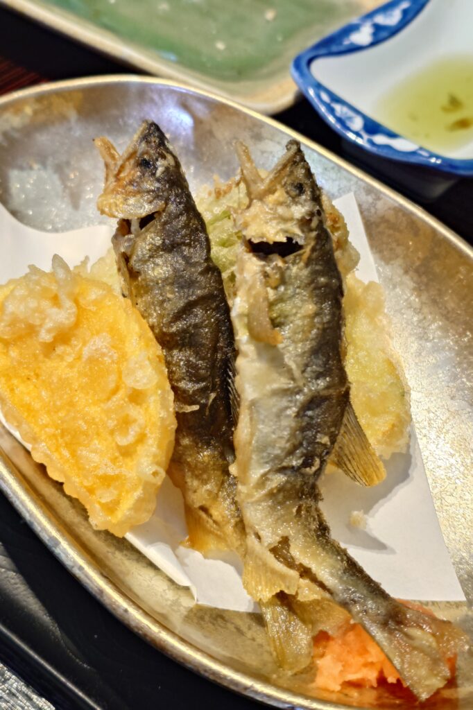 骨まで柔らかく、頭から丸ごと食べられる庄川の鮎の唐揚げ