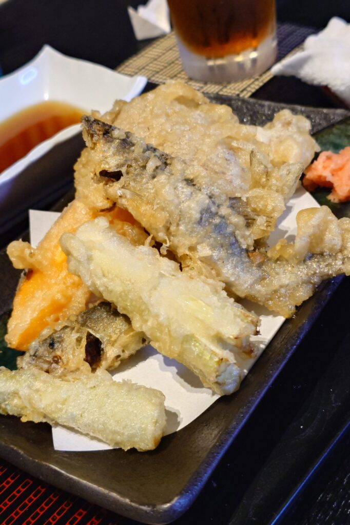 骨まで柔らかく、頭から丸ごと食べられる庄川の鮎の天ぷら