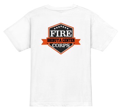 背面に大きなエンブレム風のロゴをあしらったデザインの消防団Tシャツ