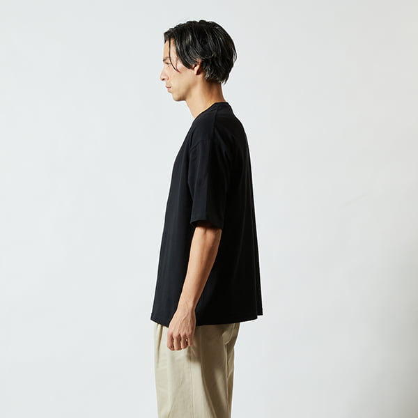 モデル身長182㎝/Lサイズ/ブラック着用/サイドシルエット