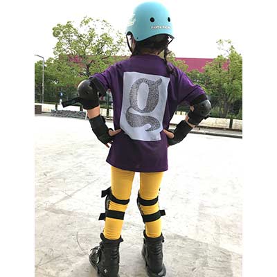 8歳の娘がインラインスケーターを目指していまして、レッスンに通っているスケートパークのロゴをマネて描いた絵でパークでも勿論グッズとしてロゴ入りのTシャツ等が販売されているので担当の先生の承諾を得て、レッスン時に着るようオリジナルTシャツを作成しました。インラインレッスンで着用する予定です。先生も娘のTシャツを楽しみにしてくれています。【40代・女性・kyappy さん】