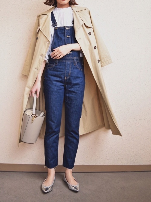 季節別 デニムオーバーオールのコーデ術 大人可愛い着こなし方