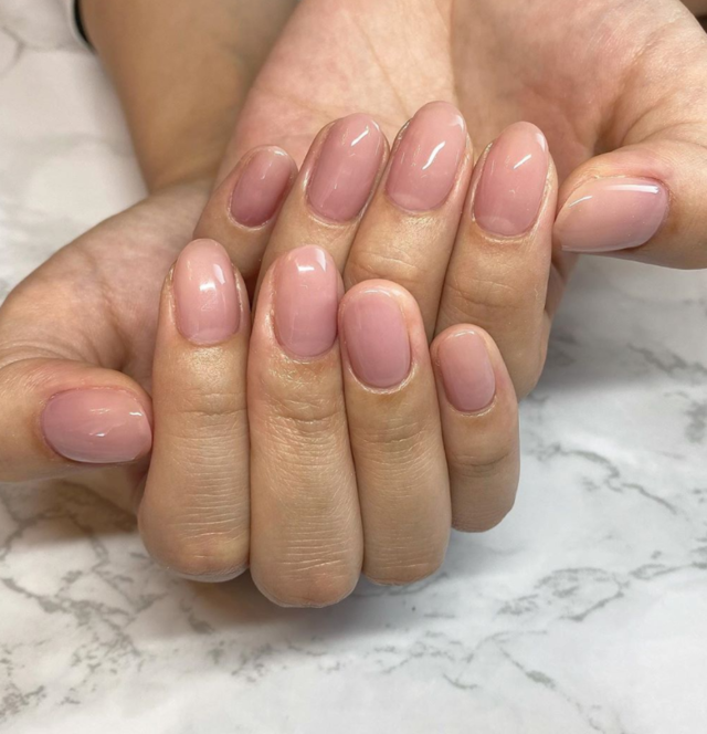 シアーカラーネイルの魅力とは おすすめデザインや選び方をご紹介