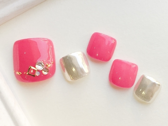 ピンクのペディキュアに夢中 大人可愛いフットネイルデザイン集