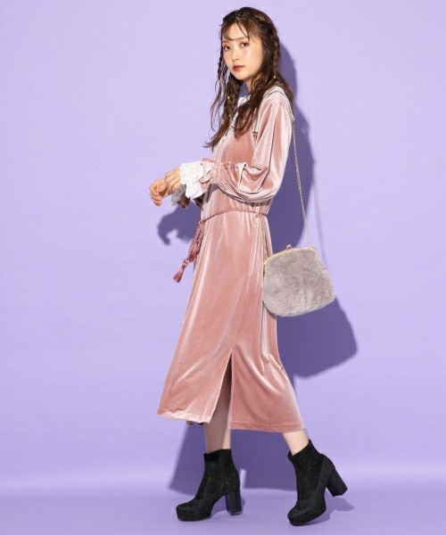 秋冬のベロアワンピースコーデ9選 おしゃれな着こなし方をチェック