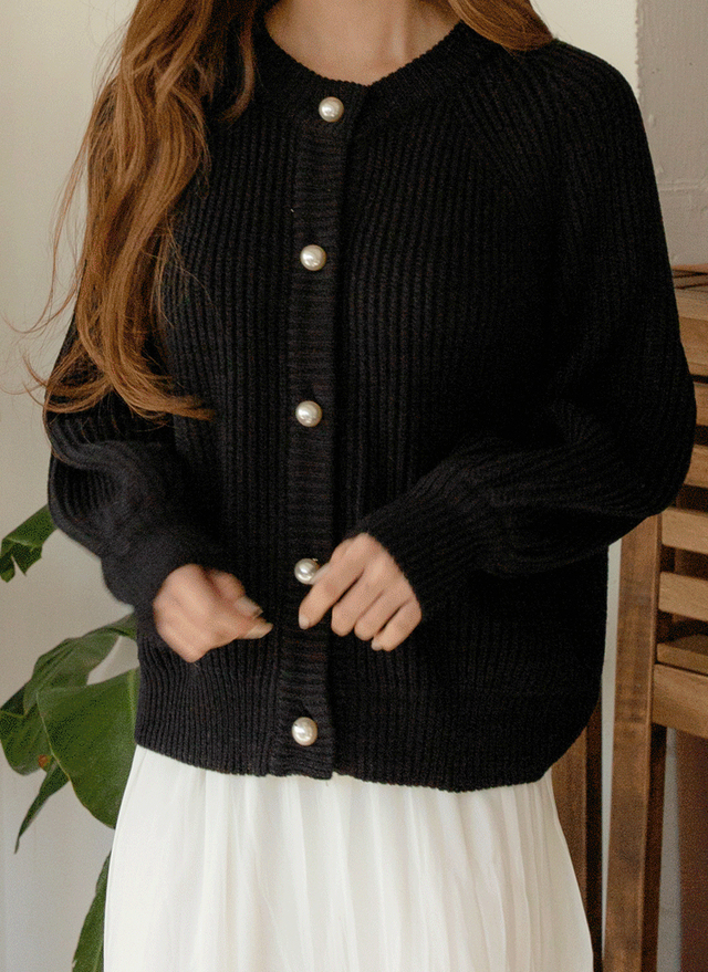 カーディガンをトップス風に着るテクニック 厳選コーデをご紹介