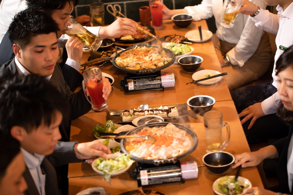 意外と見られている!?宴会で鍋を食べる時のNGマナーの画像