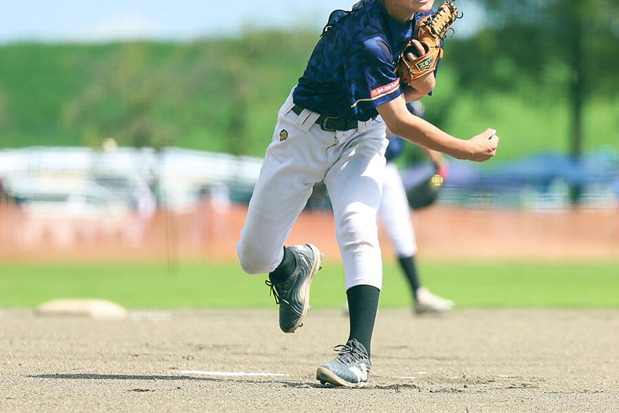 【少年野球ダイジェスト】腕を振るな、体を回せ! 球速アップの「ぶらぶら練習」(’25 12/9)