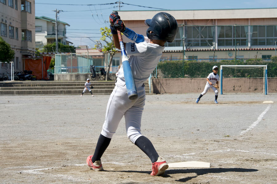 【少年野球ダイジェスト】スイングの悪癖が可視化される?「バット投げ」で正しい軌道を体得(’25 10/27)