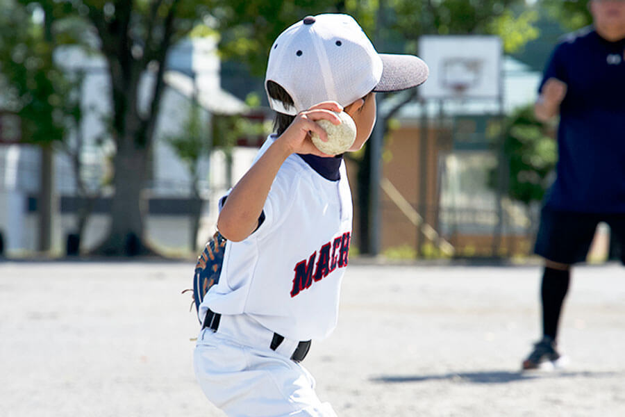 【少年野球ダイジェスト】元プロが教えるボールの正しい握り方。J号球のマークが安定の秘訣(’25 10/12)