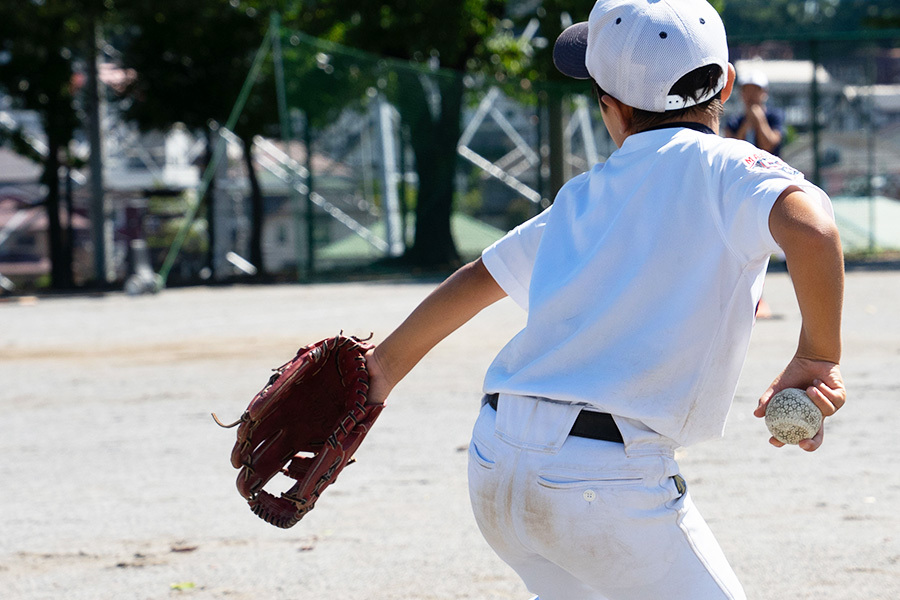 【少年野球ダイジェスト】危険な“手投げ”を今すぐ直せ!専門家が推奨する肩甲骨を滑らかに動かす「挟み投げ」(’26 5/11)