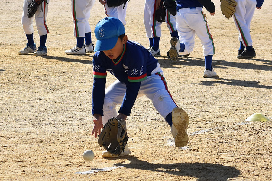 【少年野球ダイジェスト】強豪チームに学ぶ!低学年から始めるゴロ捕球の指導術(’25 9/18)