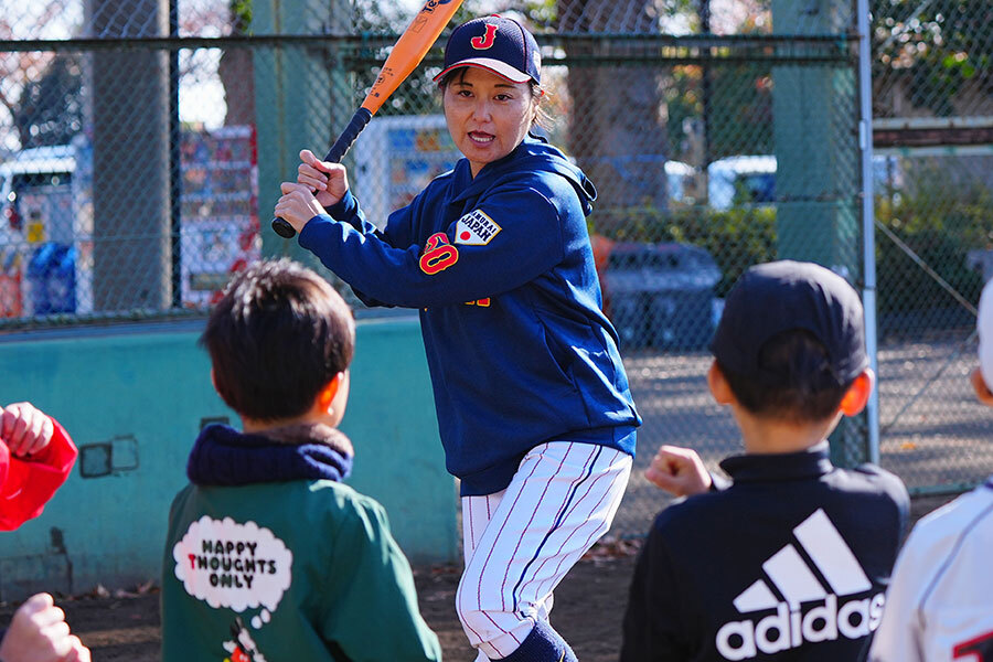 【少年野球ダイジェスト】バットの構えは「傘」と同じ?幼児も夢中になる“魔法”の伝え方(’26 1/7)