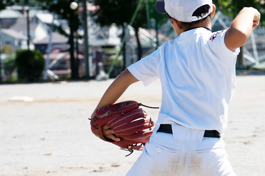 【少年野球ダイジェスト】球速アップは「利き腕だけ振る」な! 回転力を生む“グラブ側の引く力”(’25 11/11)