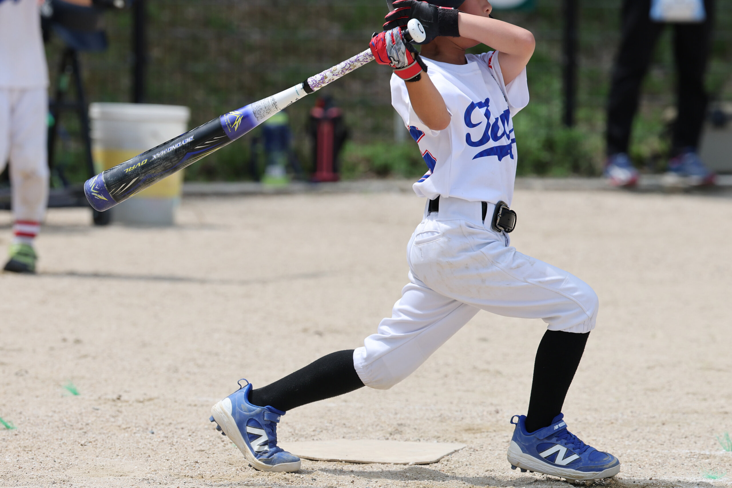 【少年野球ダイジェスト】軸足のブレを跳んで治す？低学年に最適な「ジャンプ素振り」で理想のステップへ！（’26 2/24）