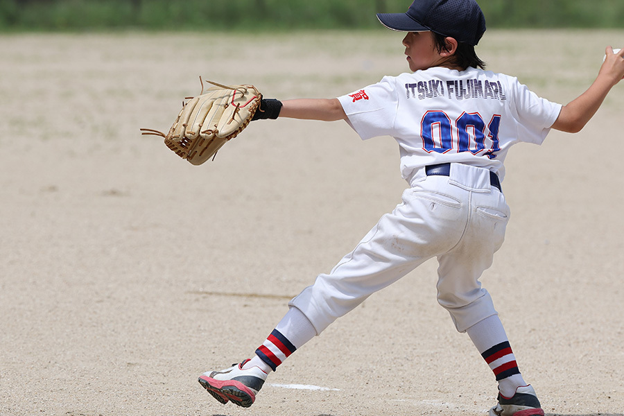 【少年野球ダイジェスト】コントロール難の原因は「ごまかし」？プロ指導者が教えるグラブと足の極意（’25 12/23）