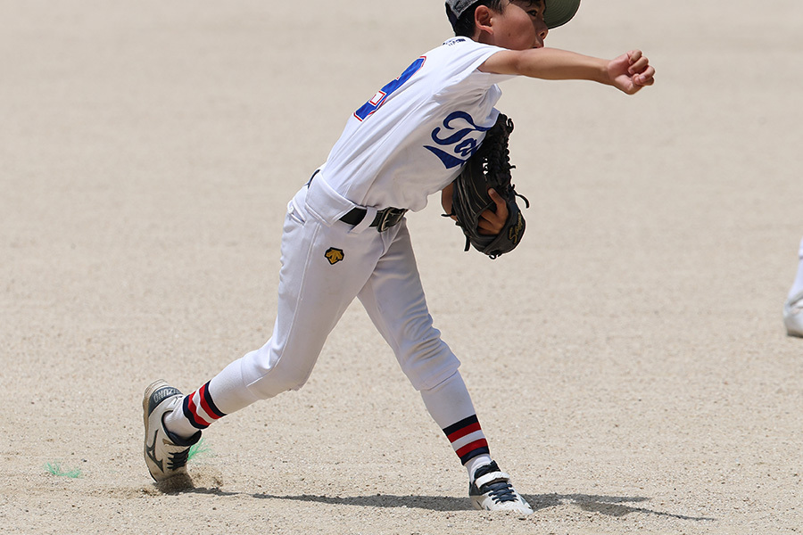 【少年野球ダイジェスト】投球後のフラつきは「前足」で改善! ボールを投げない米国式フォーム練習法(’25 10/23)