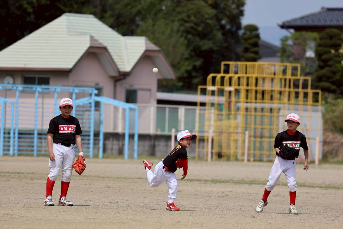 旧蛭田小学校のグラウンドで練習するABLAZEの選手たち