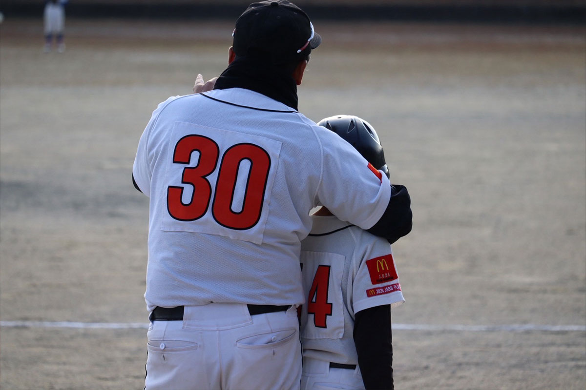 選手を見守る庄野シリウスの指導者