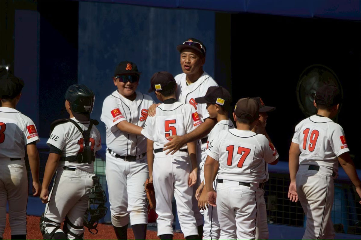 試合中に喜び合う庄野シリウスの選手たち
