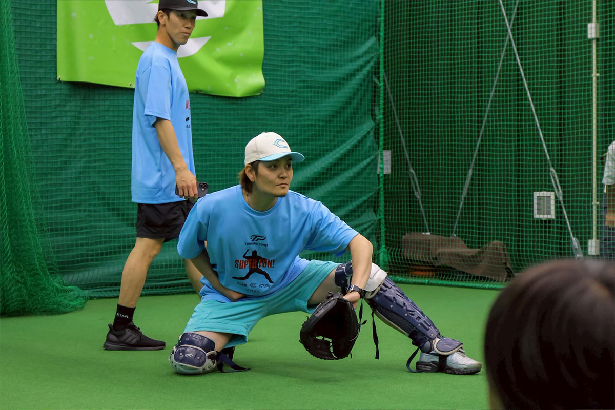 キャッチャーの動きを実演する緑川大陸さん