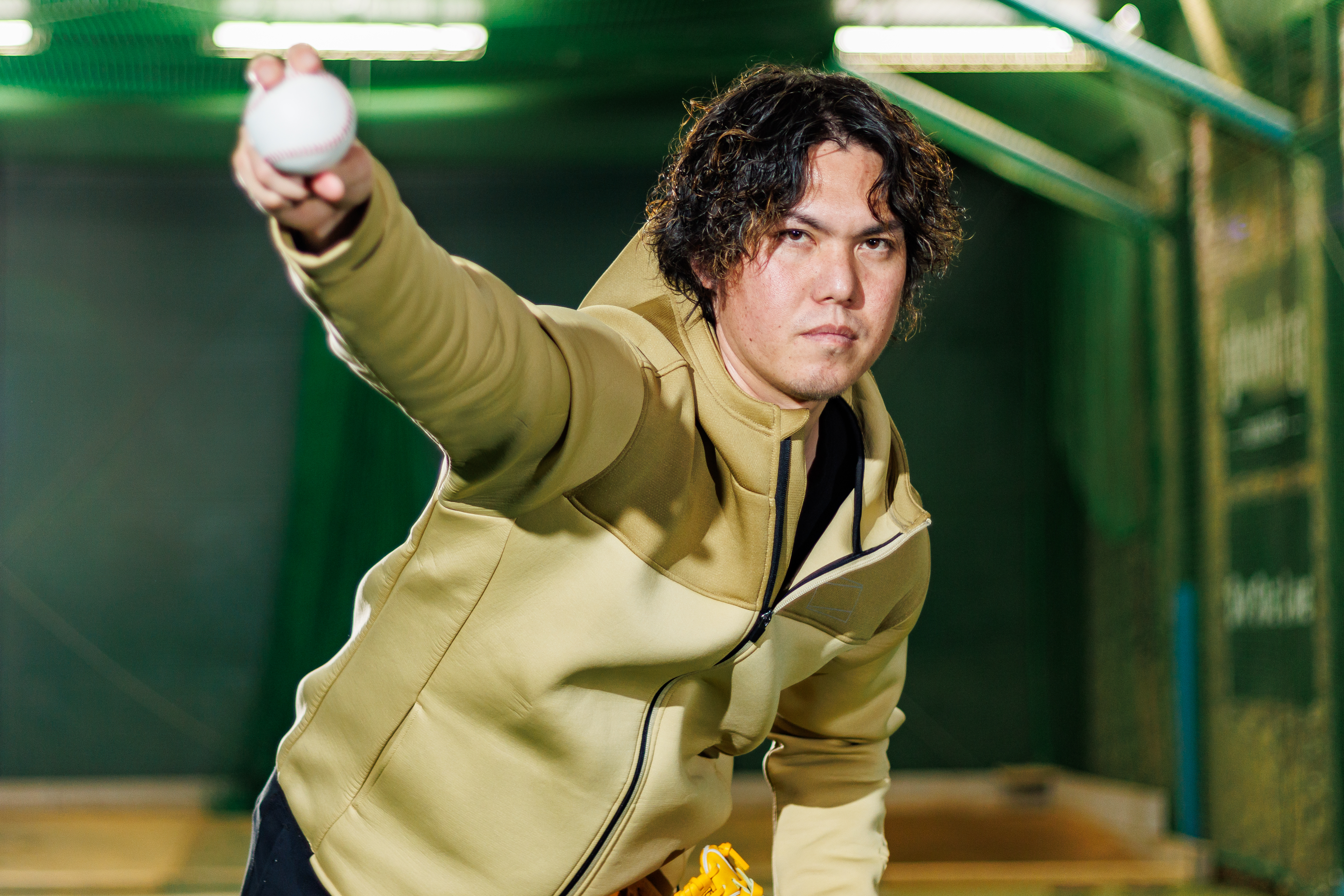 投球指導を行う松本憲明さん