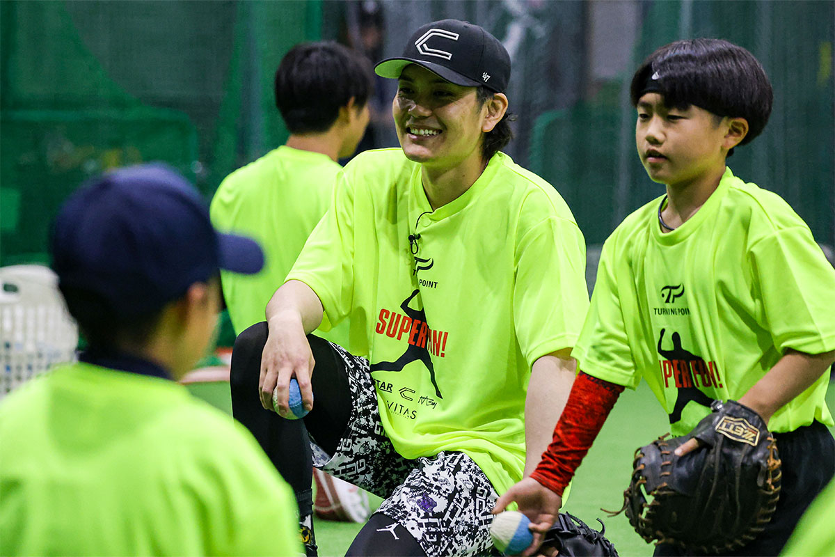 子どもたちと同じ目線で指導する緑川大陸さん