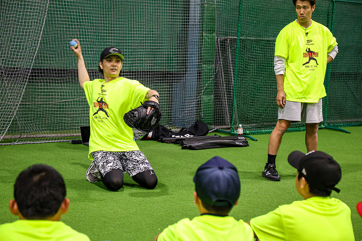 子どもたちの前で捕る・投げる動きを実演する緑川大陸さん