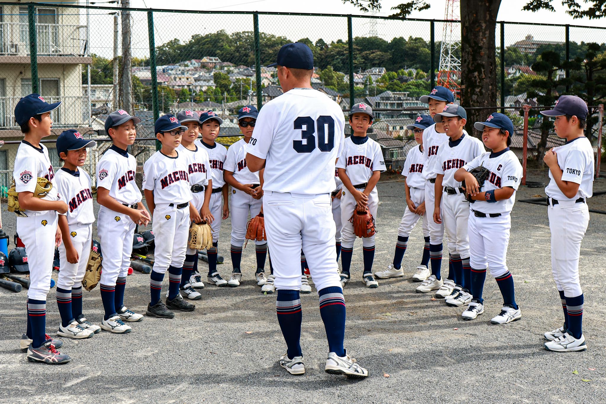 子どもたちに話す菊池拓平さん