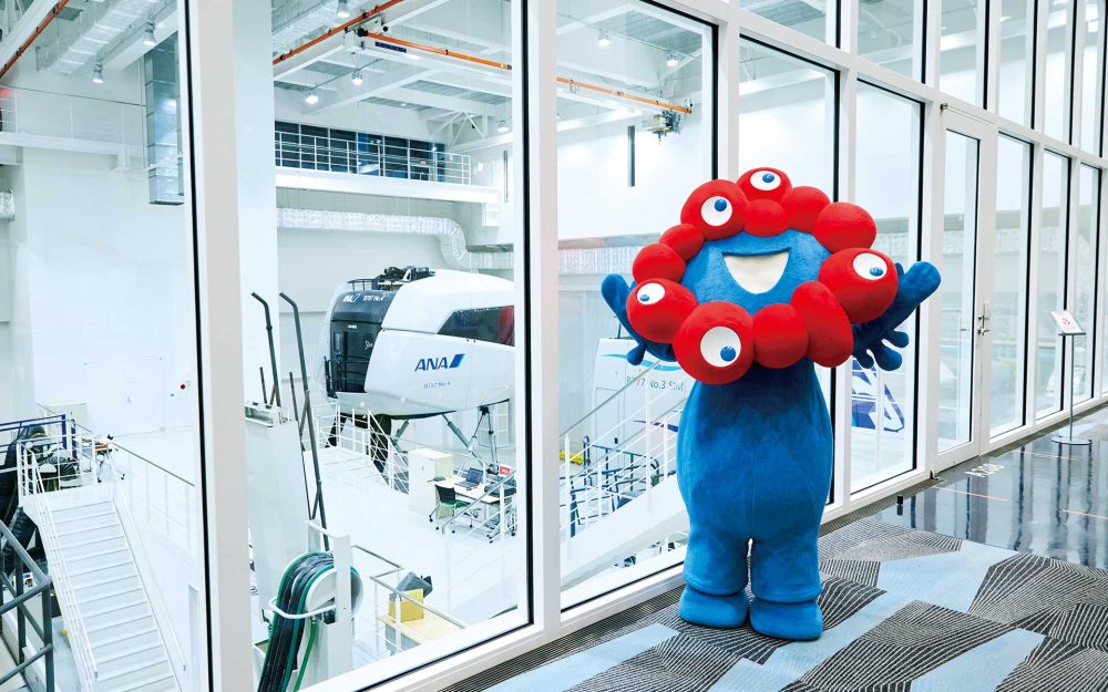 大阪・関西万博公式キャラクター ミャクミャクがANA Blue Baseにやってきた！記事写真