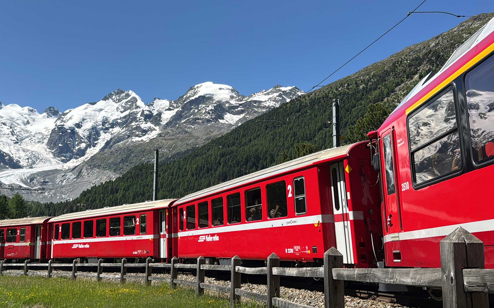 世界遺産の中を走る赤い列車 ベルニナ・エクスプレスで巡るアルプス
