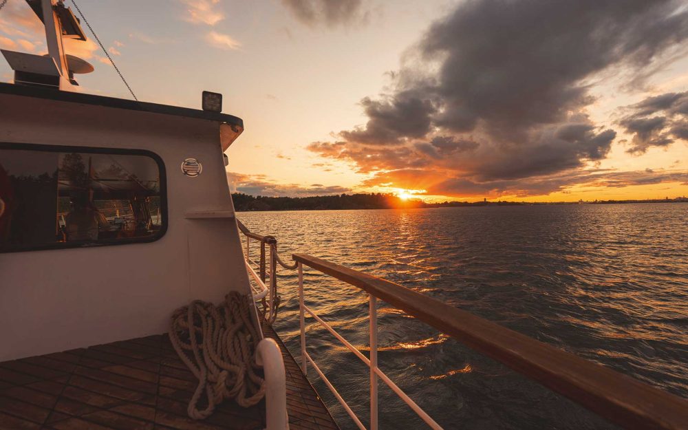 白夜のフィンランドでプライベートサウナクルーズ　海に飛び込む至福の時間